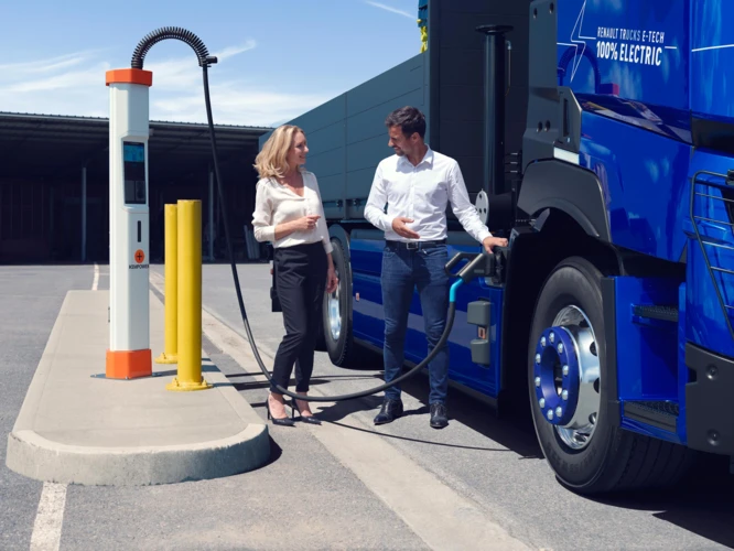 Paashuis-Renault-Trucks-E-Tech-C-loading