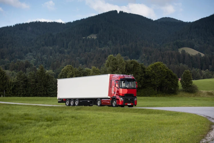 Paashuis-Renault-Trucks-T-high-driving